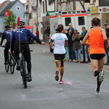 Fahrradbegleitung für die ersten Läufer